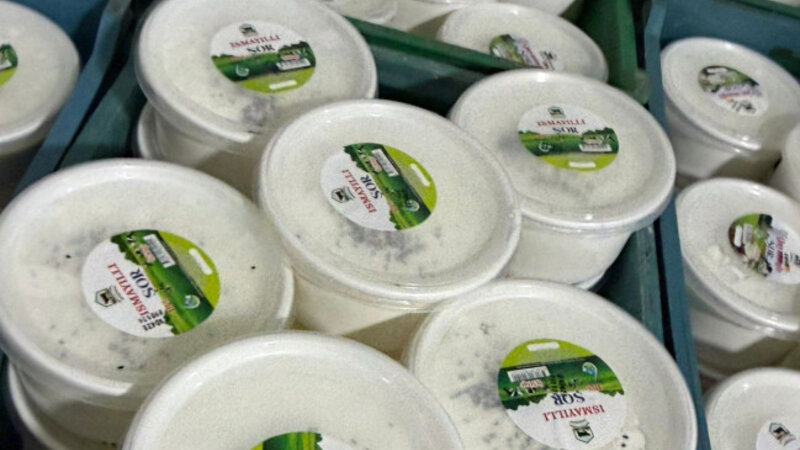 Üzərində “İsmayıllı şor” yazılıb Bakıda hazırlanan süd məhsulları -