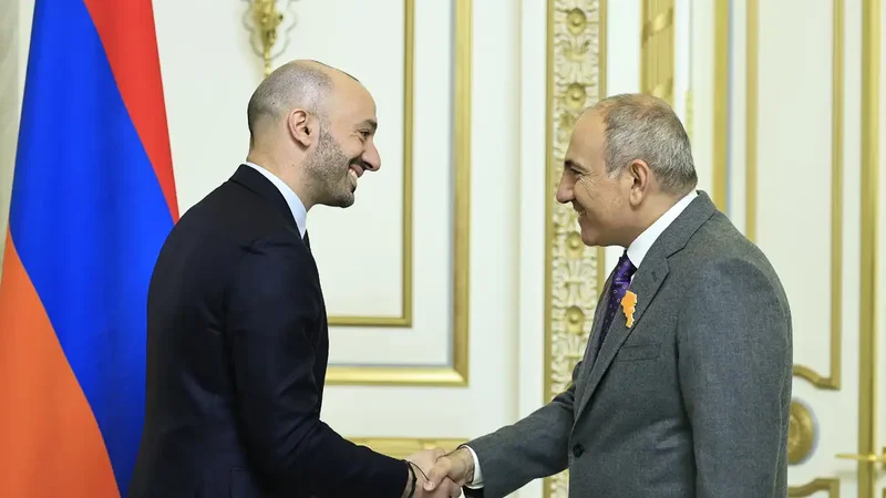 Nikol Paşinyan fransalı nazirlə sülh prosesini müzakirə etdi