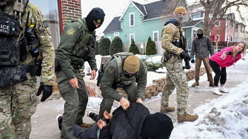 ABŞ-də federal saxlanma “adam oğurluğu” kimi araşdırılır