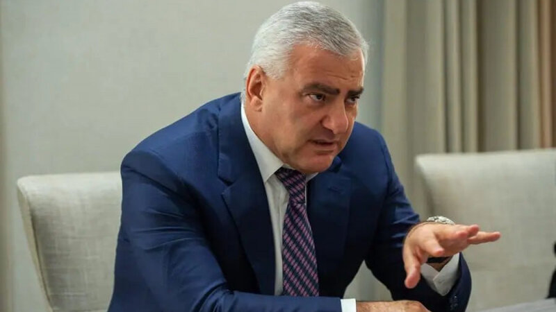 “Həm Ermənistan baş naziri olmaq istəyir, həm də Rusiya vətəndaşlığından imtina etmək istəmir”