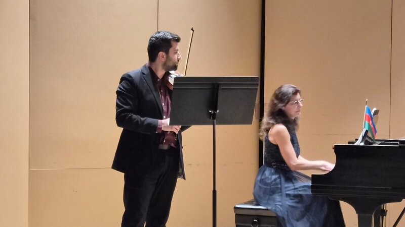 Konnektikut ştatında “Qərblə şərqin görüşü” adlı konsert keçirildi