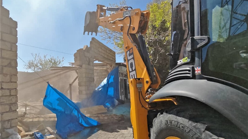 Gəncədə qanunsuz tikili söküldü -