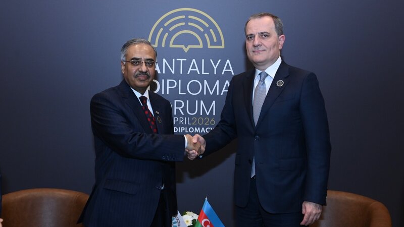 Ceyhun Bayramov D-8 baş katibi ilə əməkdaşlığı müzakirə edib