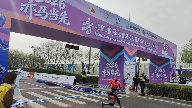 Pekində humanoid robot yarımmarafonda insan rekordunu geridə qoyub