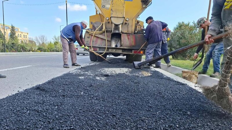 Sumqayıtda yağışın dağıtdığı yollar asfaltlanır -
