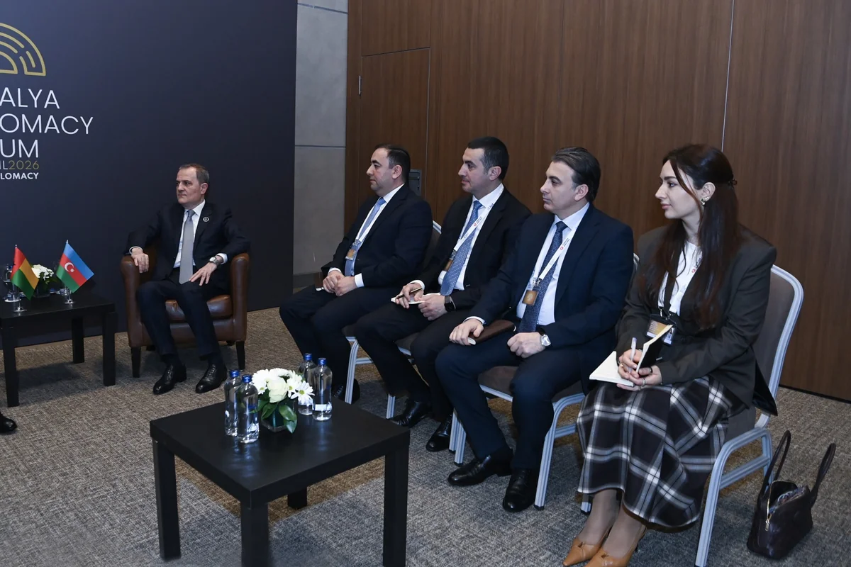 XİN rəhbəri Qvineya-bisaulu həmkarı ilə görüşüb