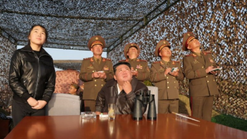 Kim Çen In qızıı ilə ballistik raketlərin sınağını keçirib