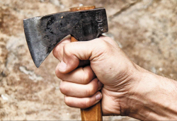 Gəncədə kişi qadına balta ilə xəsarət yetirildi