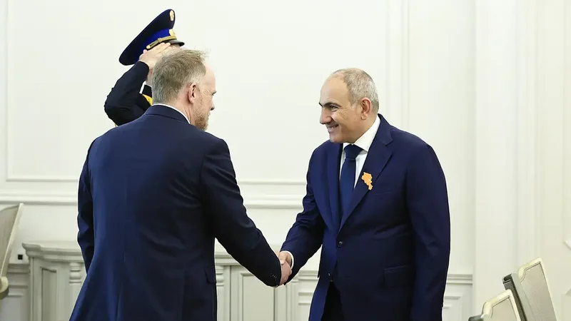 Nikol Paşinyan NATO baş katibinin xüsusi nümayəndəsi ilə görüşüb