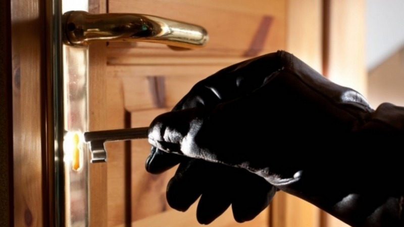 Evinin açarını su sayğacında gizlətdi, onu tapan oğrular isə mənzili taladı