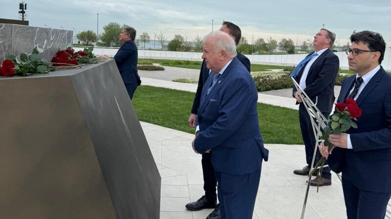 İrlandiya parlament nümayəndə heyəti Zəfər abidəsini ziyarət edib