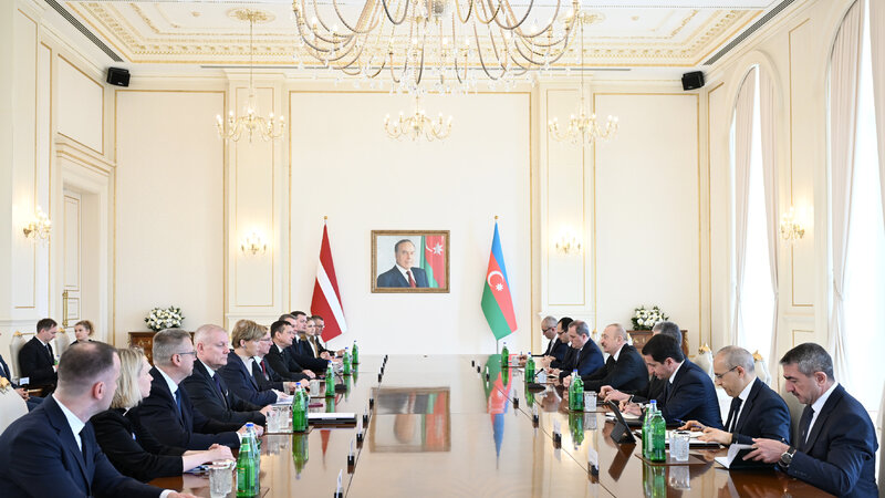 Azərbaycan və Latviya prezidentlərinin geniş tərkibdə görüşü keçirildi
