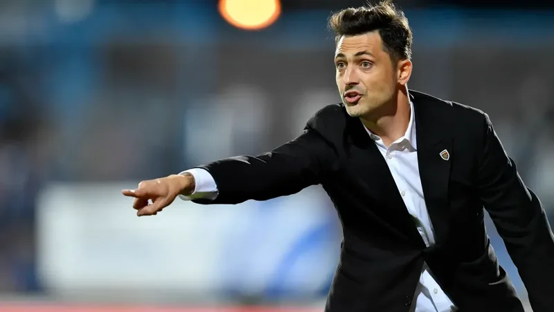 Superliqa təmsilçisi rumıniyalı baş məşqçi ilə müqavilə imzaladı