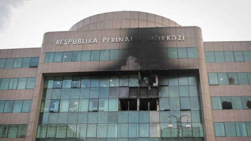 Yeddi uşağın ölüm işi: "Həkim küvəzin yandığını görsə də, körpəni çıxarmağa cəhd etməyib" -