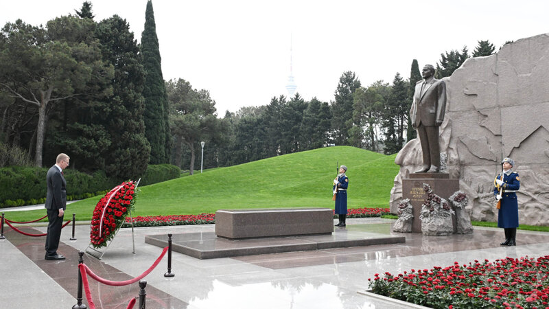 Latviya Prezidenti Şəhidlər xiyabanını ziyarət etdi -