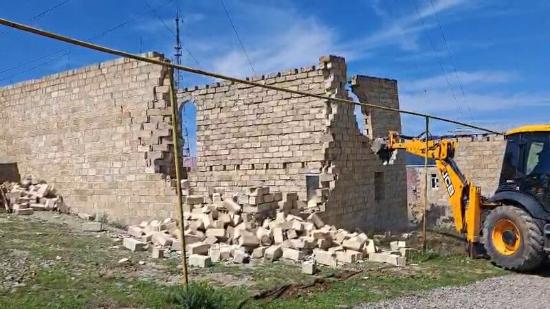 Gəncə və Göygöldə qanunsuz tikililər söküldü -