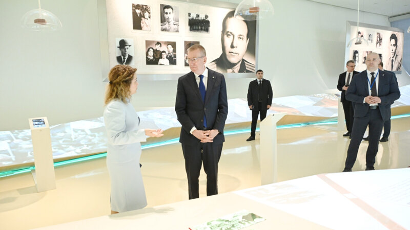 Edqars Rinkeviçs Heydər Əliyev Mərkəzində oldu