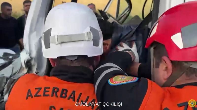 Avtomobildə sıxılı vəziyyətdə qalan şəxs xilas edildi -