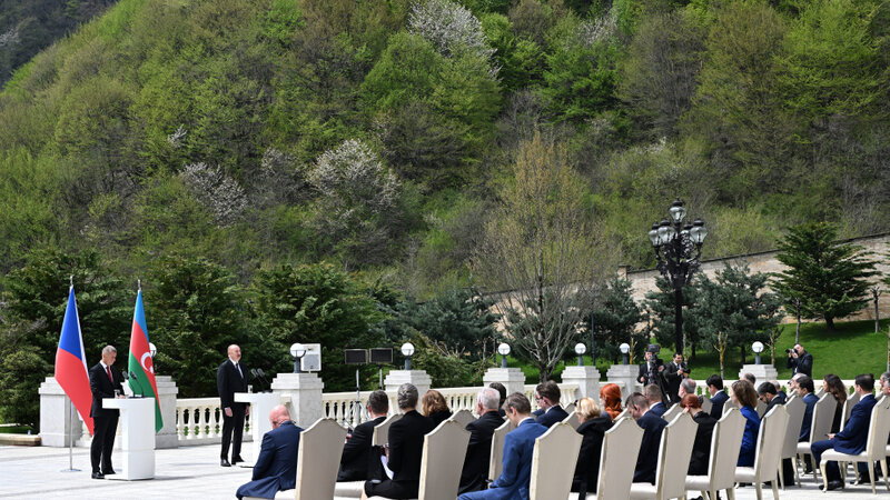 İlham Əliyev: Çexiyaya qonşu olan ölkələrə Azərbaycan təbii qaz ixrac edir