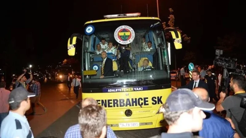 "Fənərbağça"da gərginlik: Azarkeşlər klub avtobusuna hücum etdilər