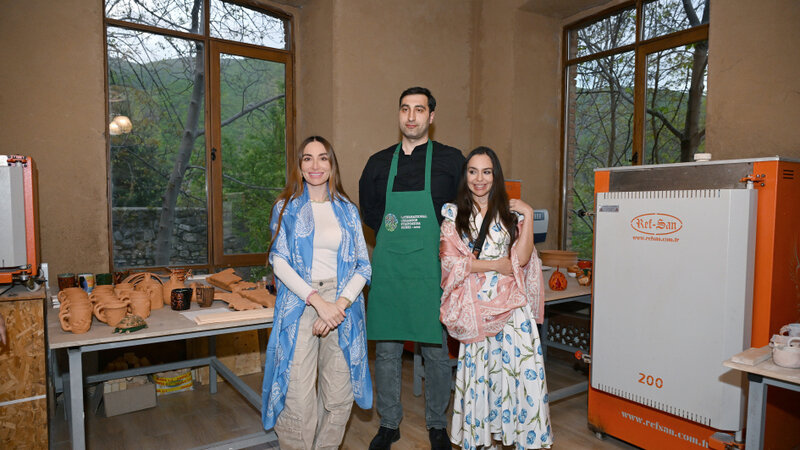 Leyla Əliyeva və Arzu Əliyeva Şəkidə “ABAD” Keramika və Tətbiqi Sənət Mərkəzi ilə tanış oldular