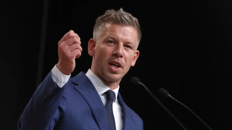 Madyar Macarıstan xarici işlər nazirini xəyanətdə ittiham etdi