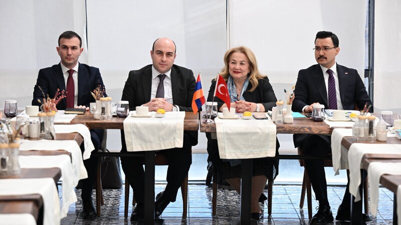 Ermənistan və Türkiyə arasında Gümrü-Qars dəmir yolunun bərpası müzakirə olundu