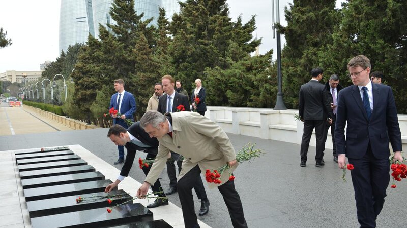 Almaniya parlament nümayəndə heyəti Şəhidlər xiyabanını ziyarət edib