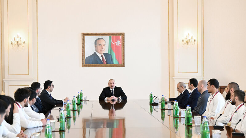 Prezident çempion olan güləşçiləri qəbul etdi -