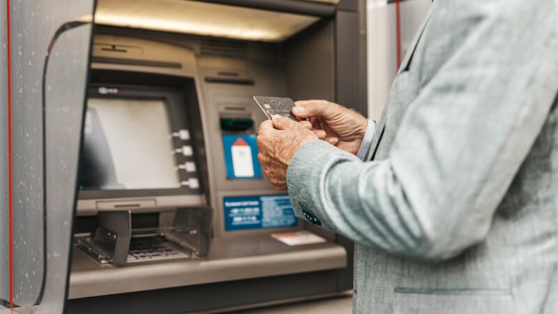 Bankomatda unudulan pulu oğurlayan şəxs saxlanıldı