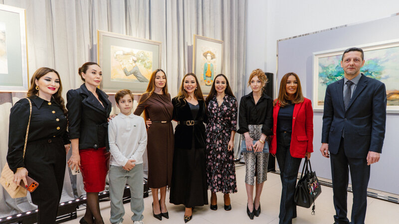 Leyla, Arzu və Alena Əliyeva “Art in Motion” sərgisini ziyarət ediblər -