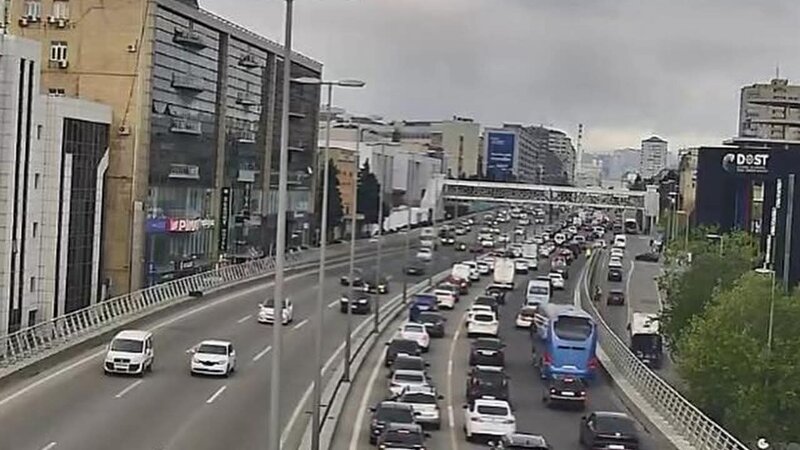 Bakının bəzi küçələrində sıxlıq var -
