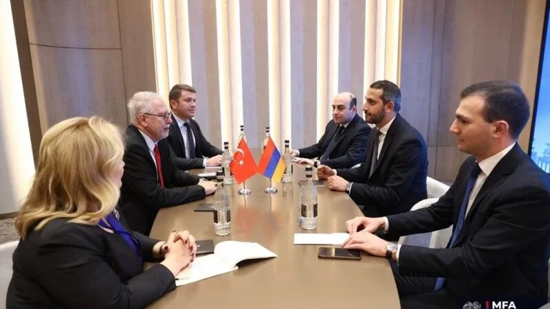 Türkiyə və Ermənistan nümayəndələri dəmir yolu əlaqələrini müzakirə ediblər