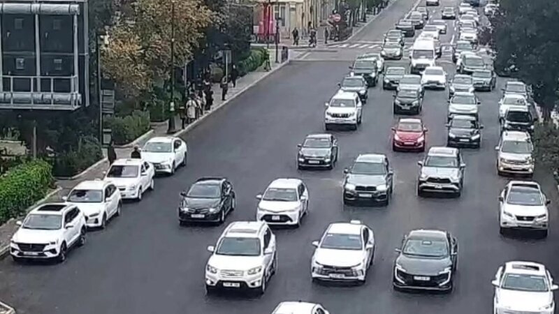 Bakının bir sıra yollarında sıxlıq var -