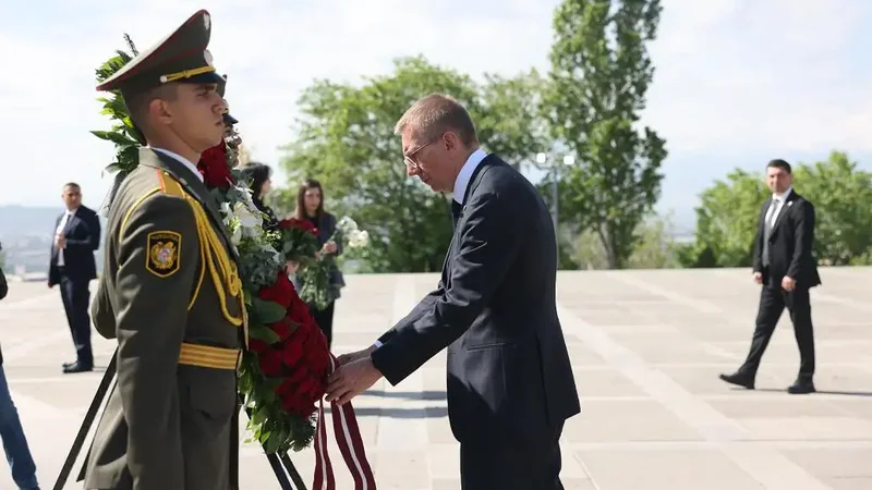 Latviya Prezidenti qondarma erməni soyqırımı abidəsində
