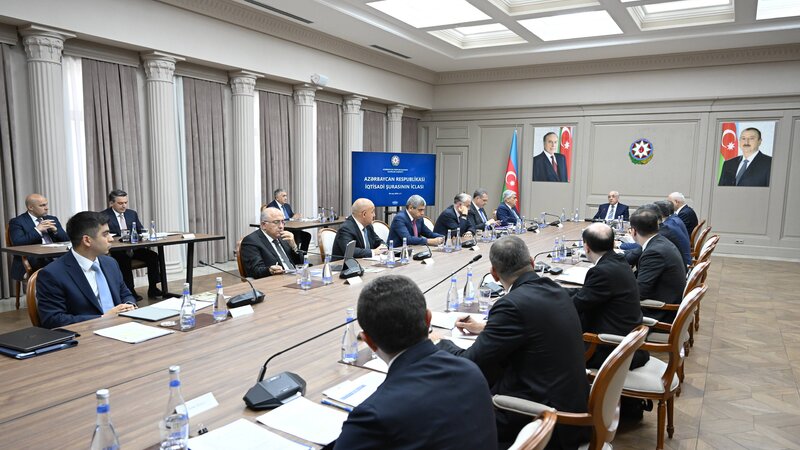 Əli Əsədovun rəhbərliyi ilə İqtisadi Şuranın iclası keçirildi