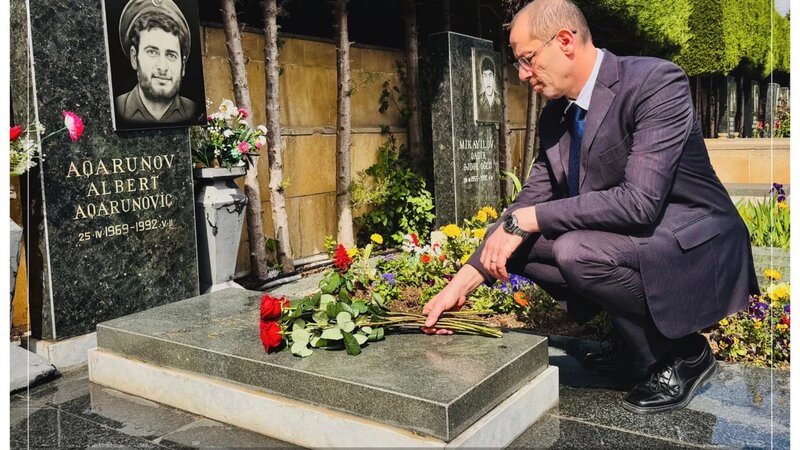 İsrailin Azərbaycandakı səfiri Albert Aqarunovun məzarını ziyarət etdi
