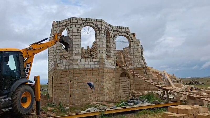 Gəncədə qanunsuz tikililər söküldü -
