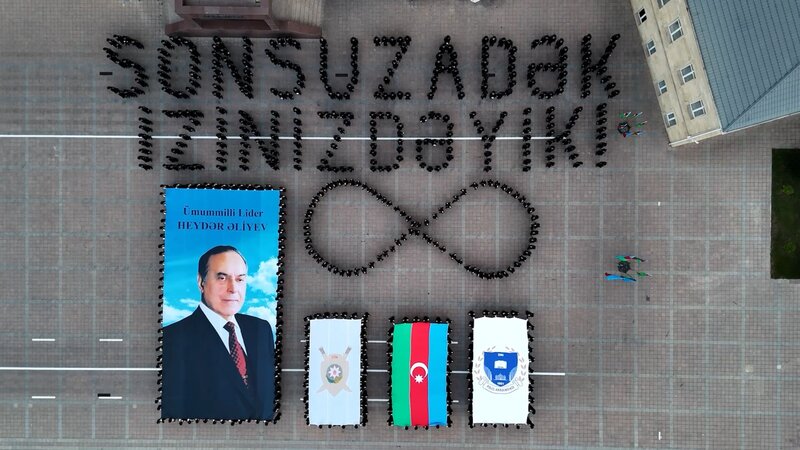 Polis kursantlarından Ulu öndərin anadan olmasının 103 illiyinə həsr olunmuş fləşmob