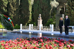 Prezident və xanımı Fəxri xiyabanda Ulu Öndər Heydər Əliyevin məzarını ziyarət ediblər -