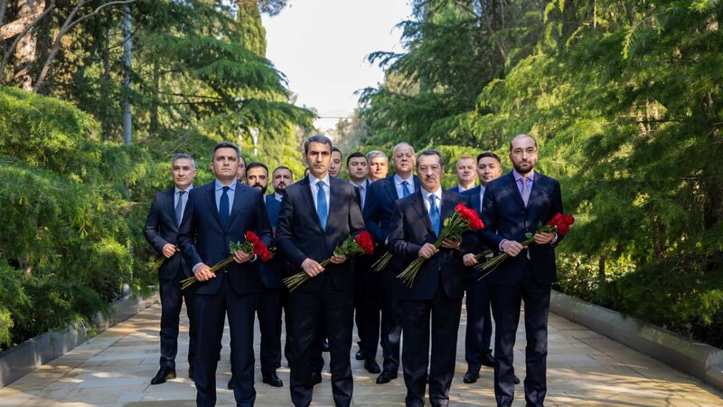 ADY rəhbərliyi Ümummilli Lider Heydər Əliyevin məzarını ziyarət edib -
