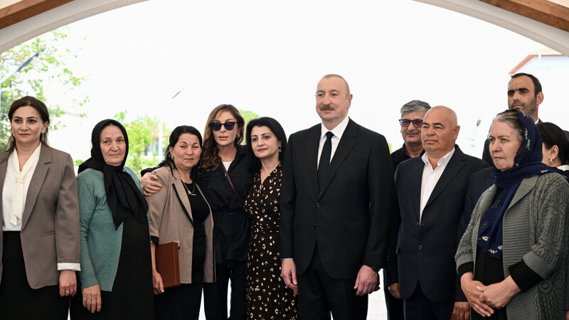 Prezident və birinci xanım Şükürbəyli kəndinə köçən sakinlərlə görüşüblər -