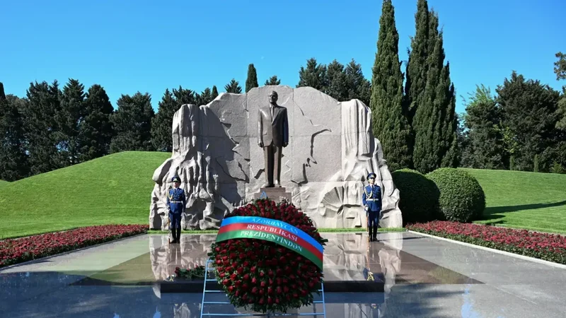 Dövlət və hökumət rəsmiləri Fəxri xiyabanda Heydər Əliyevin məzarını ziyarət edirlər