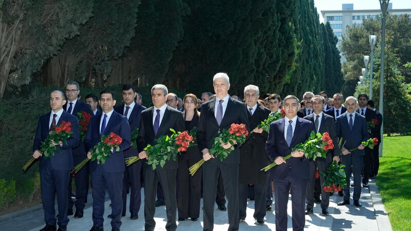 ƏƏSMN kollektivi Fəxri xiyabanda Ulu Öndər Heydər Əliyevin məzarını ziyarət etdi