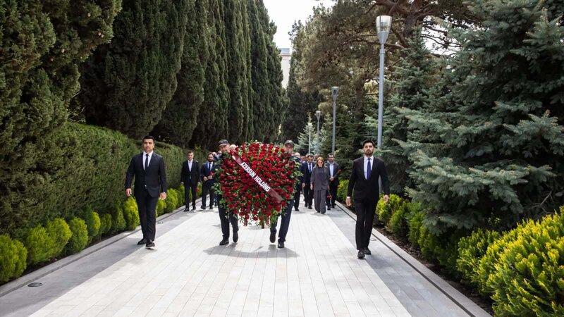 “Azərsun Holdinq”in rəhbər heyəti Ulu Öndərin məzarını ziyarət etdi