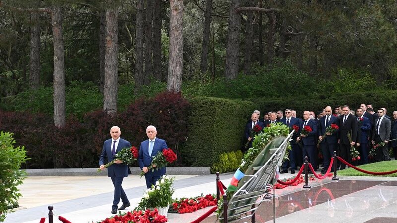 “AzərEnerji” və “Azərişıq” kollektivləri Ulu Öndərin məzarını ziyarət ediblər