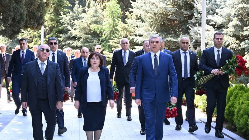 Dövlət və hökumət rəsmiləri Fəxri xiyabanda Heydər Əliyevin məzarını ziyarət edirlər