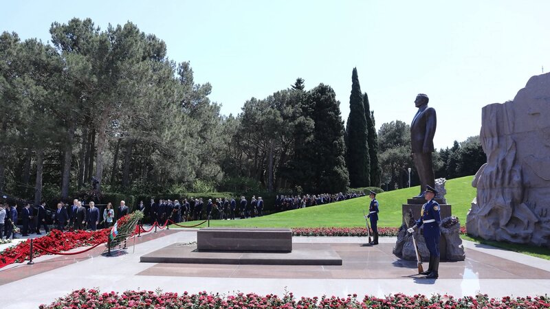 Ali Məhkəmənin kollektivi Fəxri xiyabanı ziyarət etdi -