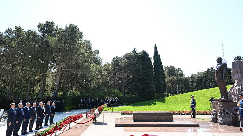 Konstitusiya Məhkəməsinin kollektivi Fəxri xiyabanda Ulu Öndərin məzarını ziyarət etdi