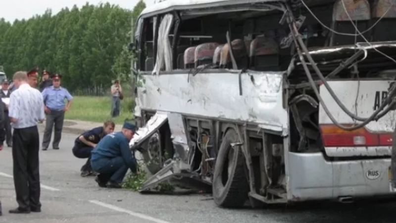 Rusiyada məktəb avtobusu yük maşını ilə toqquşub, ölənlər və xəsarət alanlar var